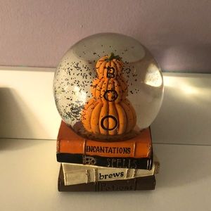 Halloween snow globe